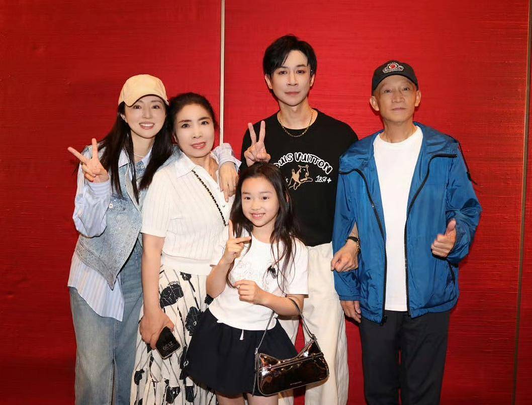 董璇官宣二婚!老公小9岁两人6月份领证,小酒窝与后爸合影曝光(组图) - 3