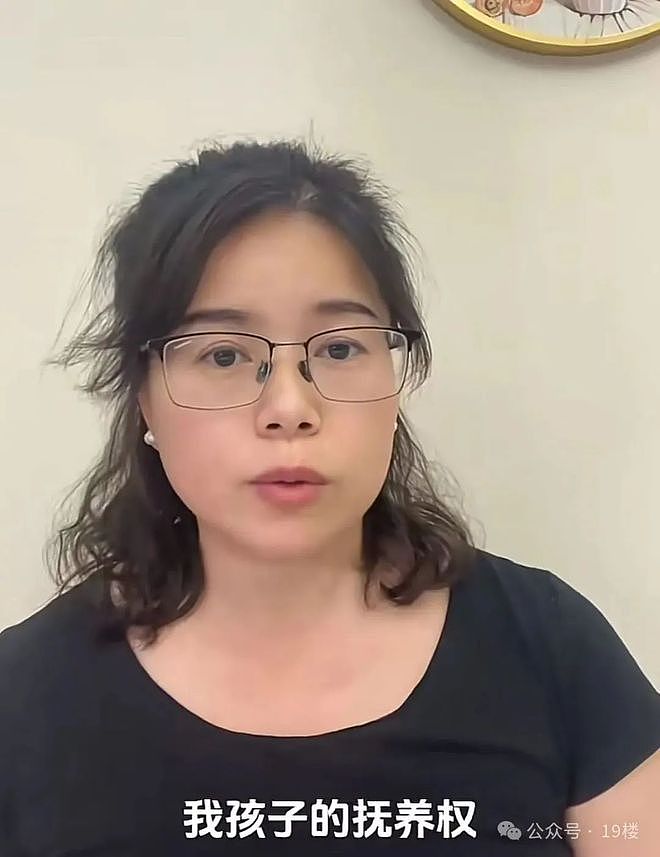 大热天,9岁男孩与亲爸后妈远行,被安排坐后备厢数小时!亲妈气得发抖:已拿回抚养权(组图) - 4