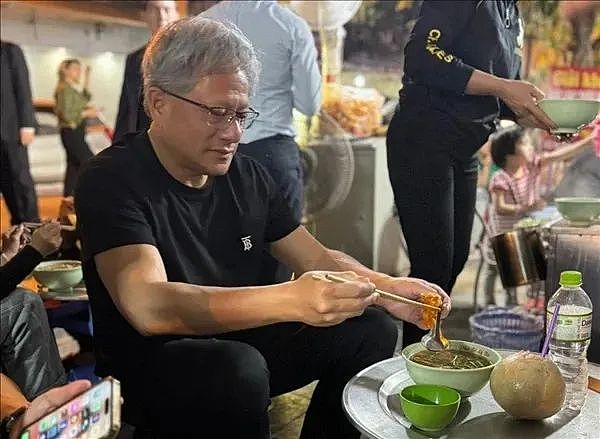 黄仁勋为啥35度穿皮衣?他说“只有一件西装没洗”,但明明很多大牌…(组图) - 23