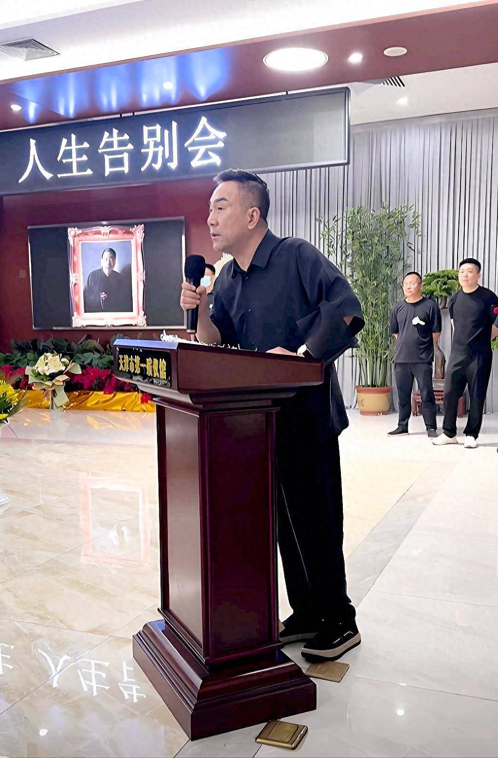 杨议在父亲灵堂差点晕倒！他曾被曝遭女儿扇耳光（组图） - 1