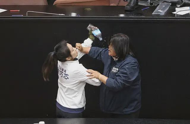 台湾“大罢免”事件始末、政党表态及投票流程等一次看（组图） - 1