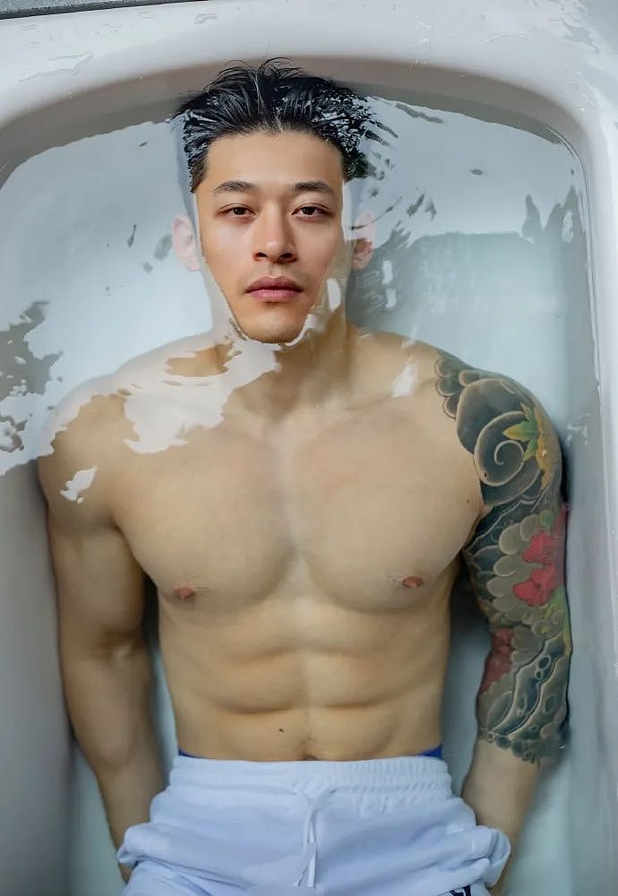 【帅哥】33岁泰州健身教练，粉嫩脸蛋健硕胸肌蜂腰腹肌，这肌肉让直播间弹幕疯狂（组图） - 2