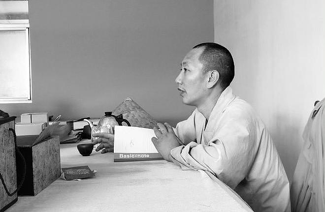 和尚对女性下手被当场撞见，吐槽徒弟“连泡妞都不会”（组图） - 1