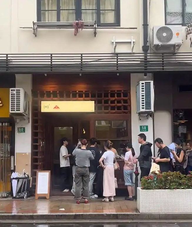 上海咖啡店推“零下80度dirty”，众人暴雨中排队畅饮，日销500至800杯（组图） - 5