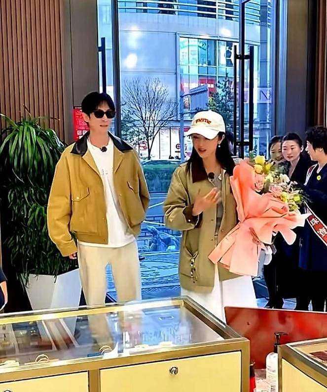 董璇官宣二婚!老公小9岁两人6月份领证,小酒窝与后爸合影曝光(组图) - 20
