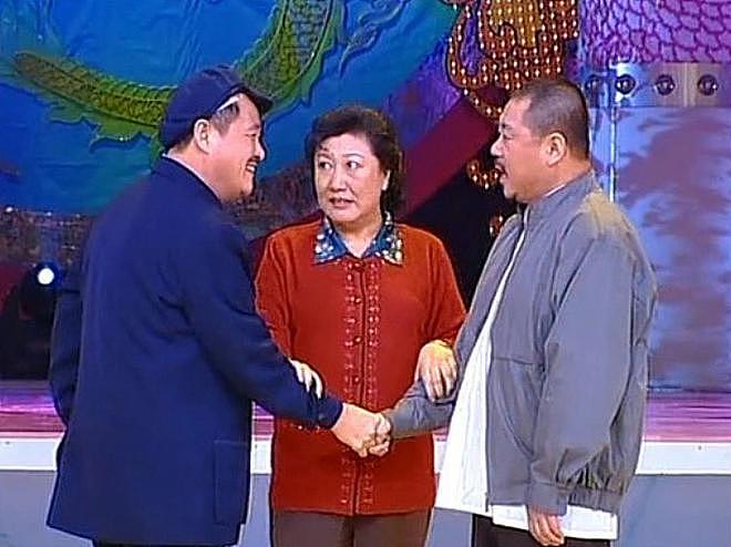 75岁老艺术家何庆魁，被亲儿子捅刀：他嫖不动了，每月1万够花（组图） - 12