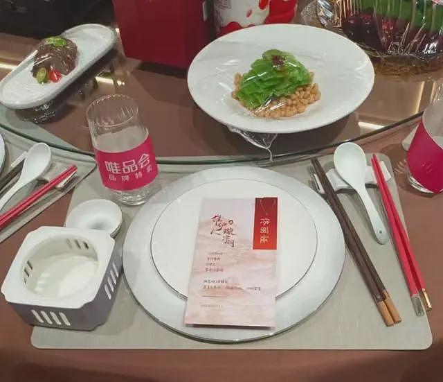 董璇张维伊婚宴现场照曝光,夫妻俩甜蜜敬酒,佟丽娅关悦都来了(组图) - 9