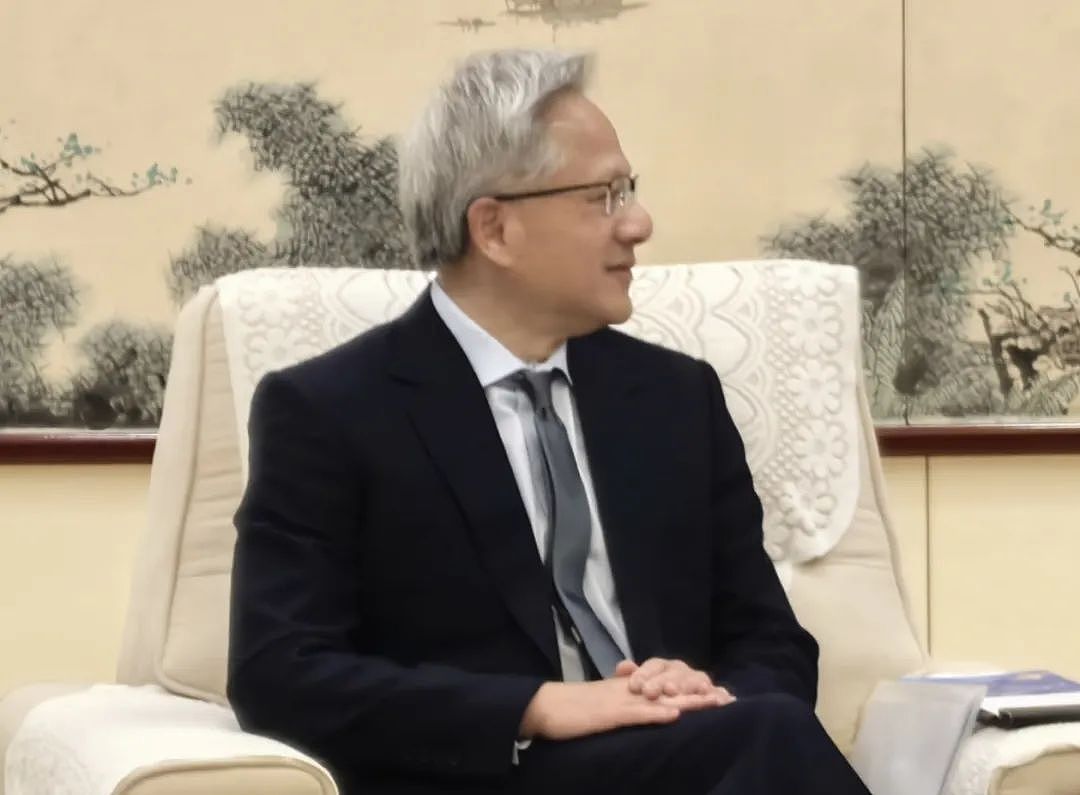 黄仁勋为啥35度穿皮衣?他说“只有一件西装没洗”,但明明很多大牌…(组图) - 12