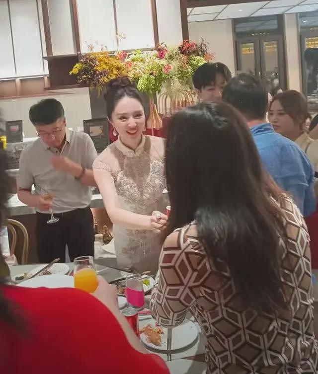 董璇张维伊婚宴现场照曝光,夫妻俩甜蜜敬酒,佟丽娅关悦都来了(组图) - 7