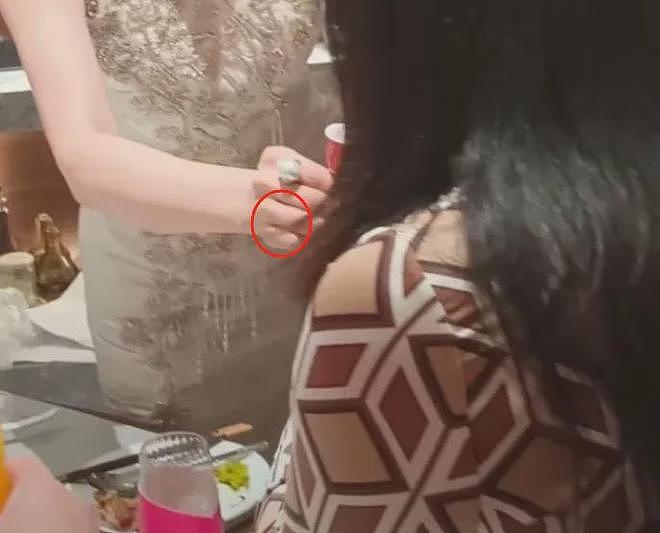 董璇再婚现场照曝光！关悦佟丽娅出席场面朴实，男方黑历史被扒（组图） - 3