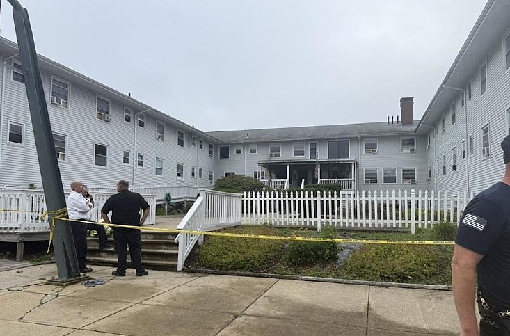 人间惨剧！美国养老院突发大火！至少9人丧生，30人送医，居民趴窗哭喊“救命”（组图） - 1