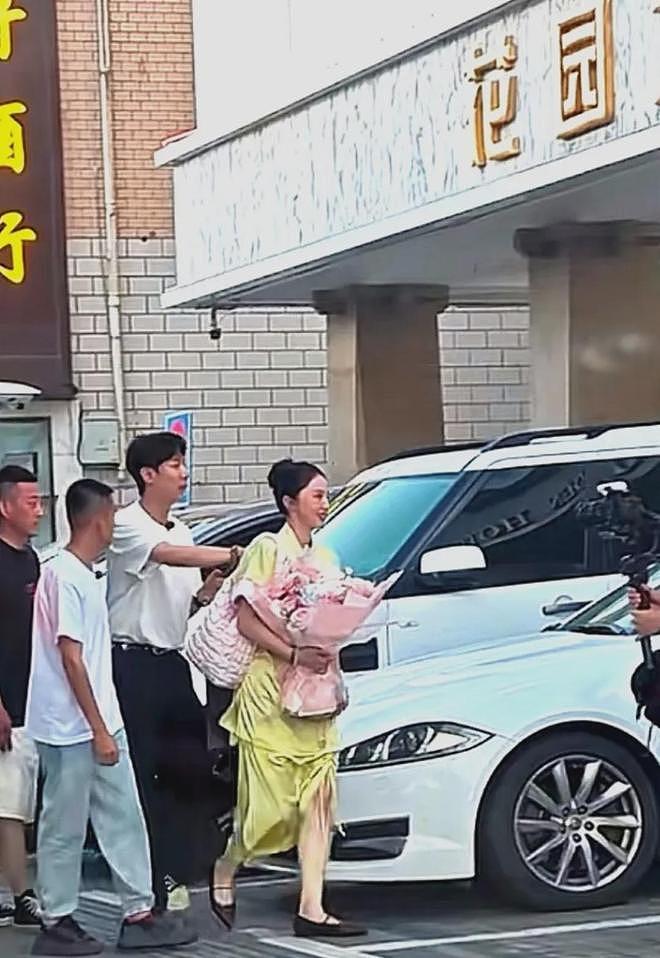董璇再婚现场照曝光！关悦佟丽娅出席场面朴实，男方黑历史被扒（组图） - 6