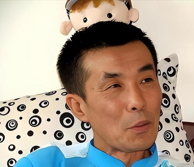 75岁老艺术家何庆魁，被亲儿子捅刀：他嫖不动了，每月1万够花（组图） - 3