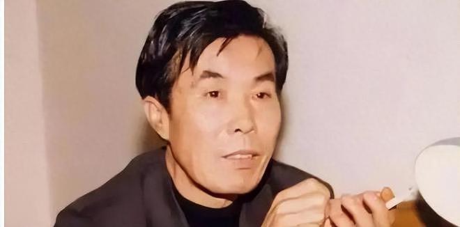 75岁老艺术家何庆魁，被亲儿子捅刀：他嫖不动了，每月1万够花（组图） - 1