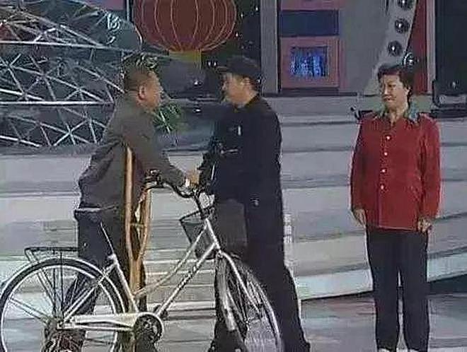 75岁老艺术家何庆魁，被亲儿子捅刀：他嫖不动了，每月1万够花（组图） - 8
