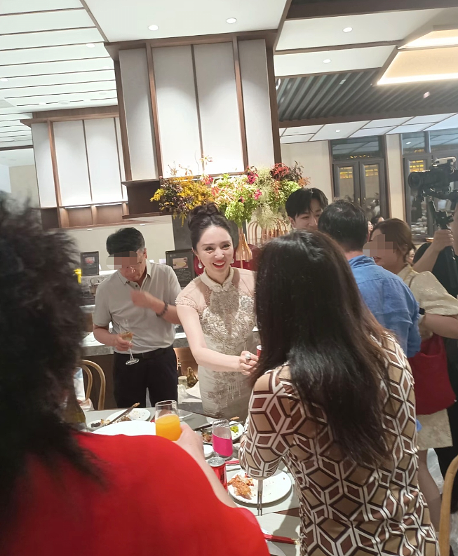 董璇婚礼现场曝光，女儿当花童和张维伊开心比耶，全家福很温馨（组图） - 2