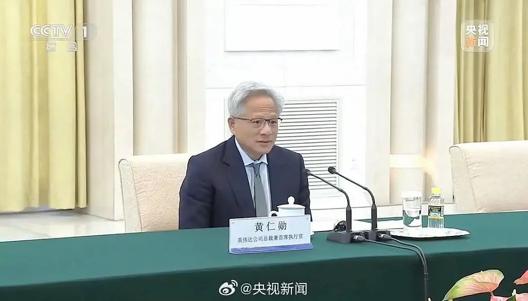 黄仁勋为啥35度穿皮衣?他说“只有一件西装没洗”,但明明很多大牌…(组图) - 11