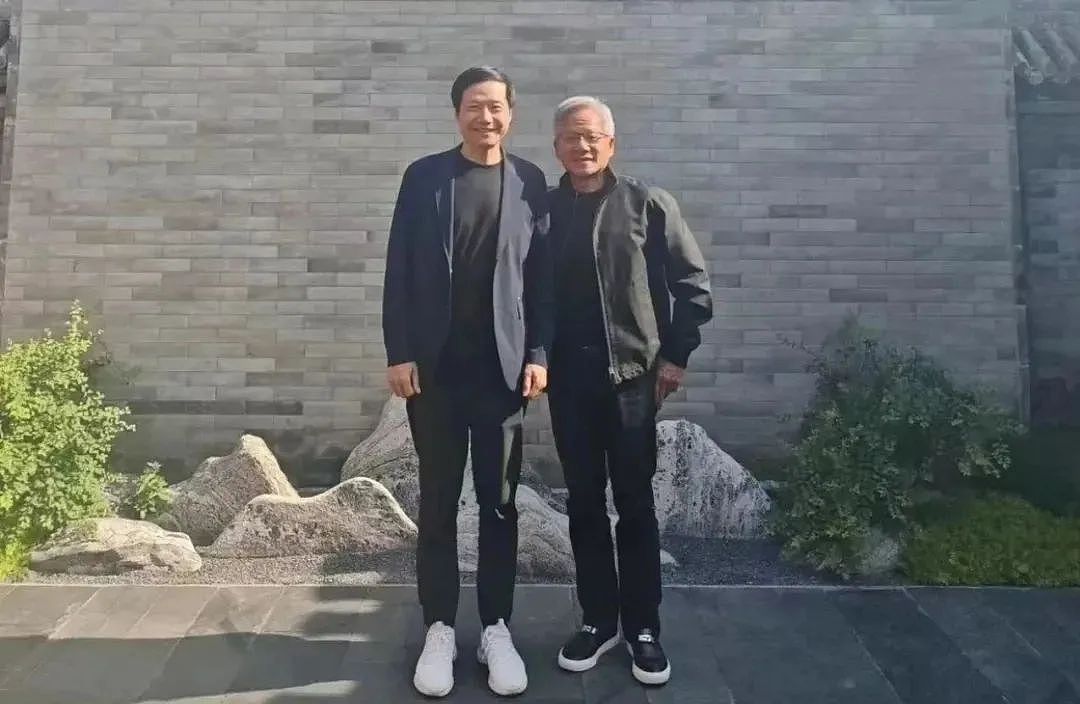 黄仁勋为啥35度穿皮衣?他说“只有一件西装没洗”,但明明很多大牌…(组图) - 2