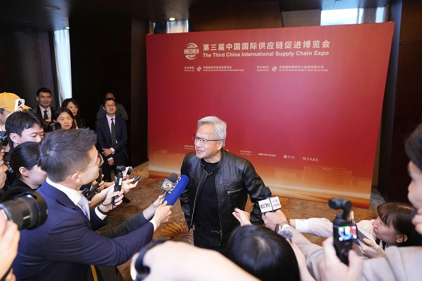 黄仁勋著唐装亮相链博会，大赞中国AI市场，称华人归国是美国损失（组图） - 3