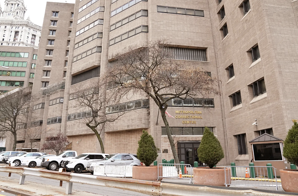 曾被关在同一牢房的前黑帮分子:爱泼斯坦绝不可能自杀,没法上吊,也没能利用的床铺(组图) - 3