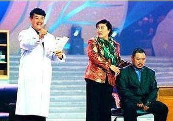 75岁老艺术家何庆魁，被亲儿子捅刀：他嫖不动了，每月1万够花（组图） - 13