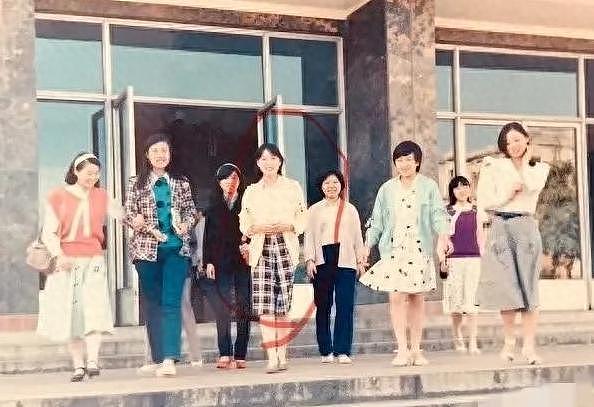 杜建英段年轻时靓照曝光,长发温柔短发干练,望着宗庆后好深情(组图) - 4