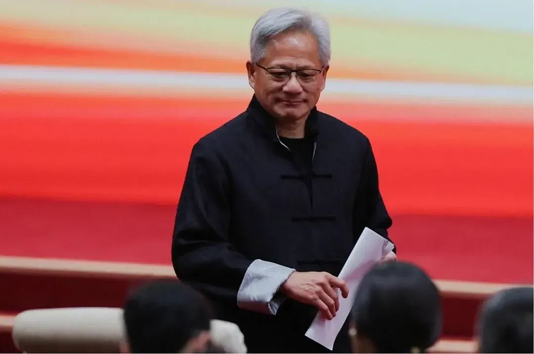 黄仁勋为啥35度穿皮衣?他说“只有一件西装没洗”,但明明很多大牌…(组图) - 10