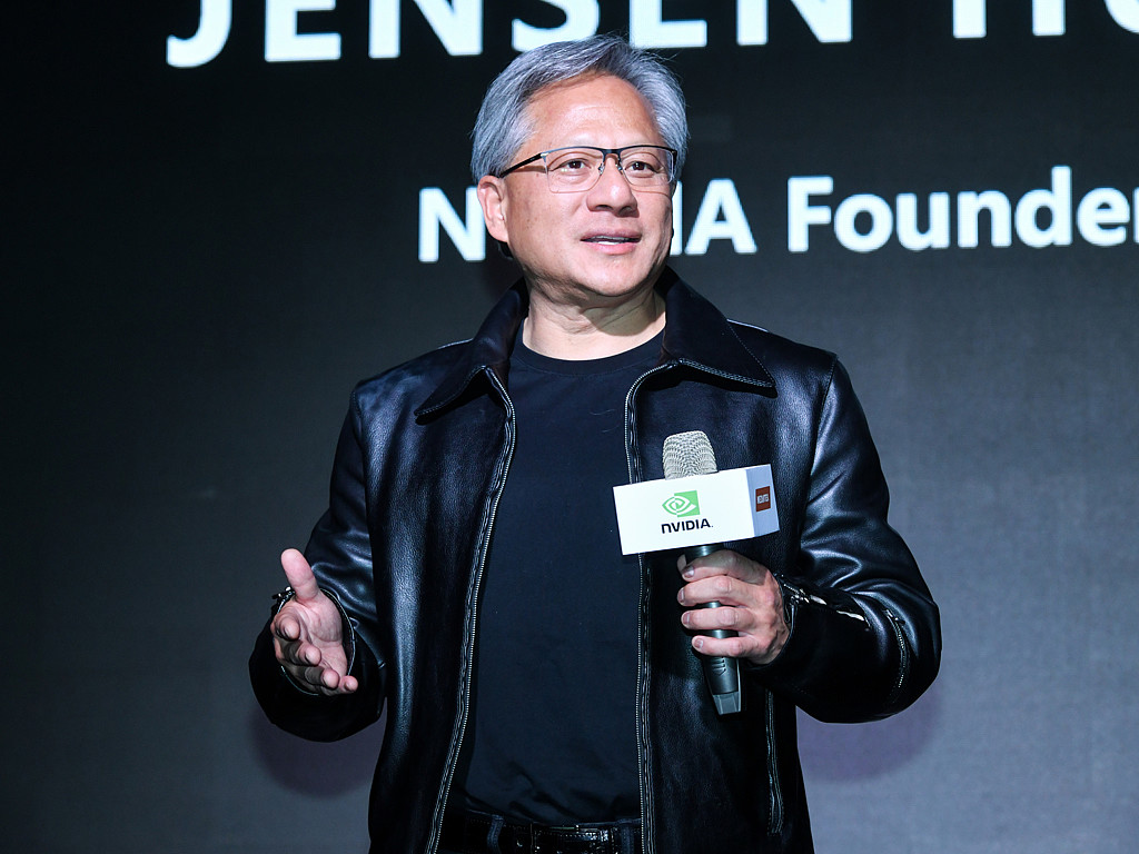不穿皮衣了！黄仁勋唐装亮相链博会，赞陆AI市场充满活力（视频/组图） - 4