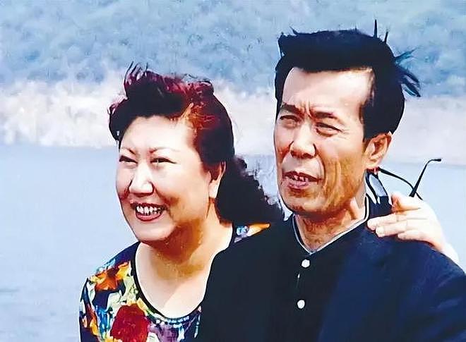 75岁老艺术家何庆魁，被亲儿子捅刀：他嫖不动了，每月1万够花（组图） - 6