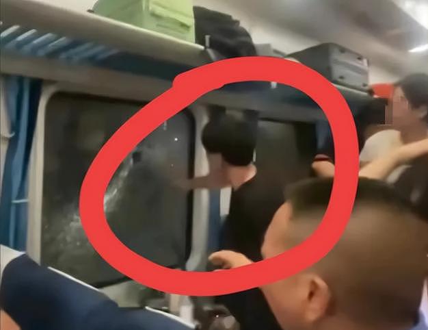 西宁机场惊魂3分钟！乘客集体砸窗逃生（视频/组图） - 13