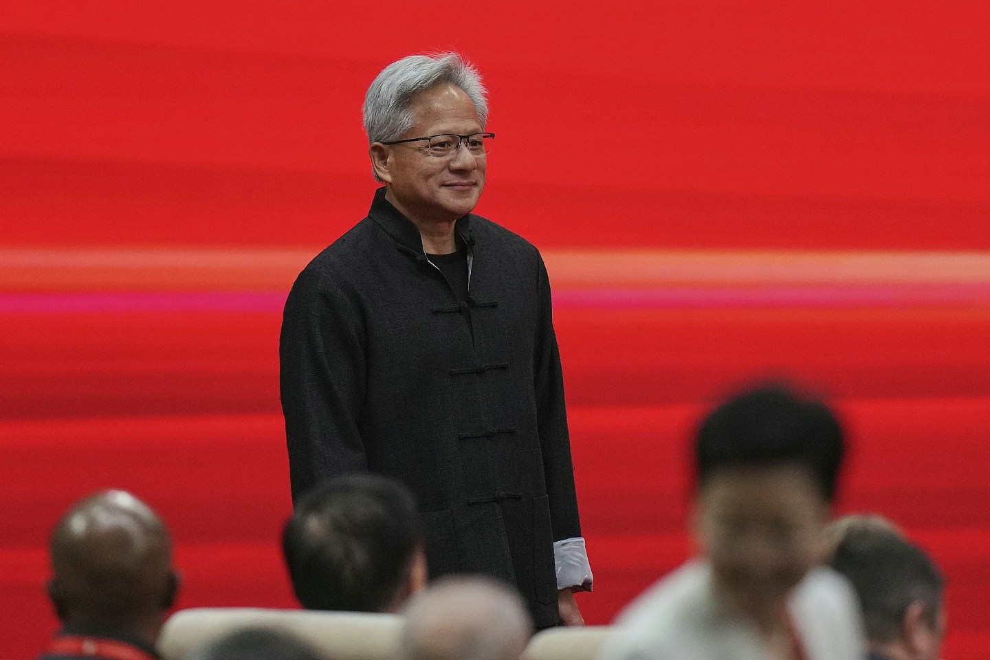 黄仁勋著唐装亮相链博会，大赞中国AI市场，称华人归国是美国损失（组图） - 1
