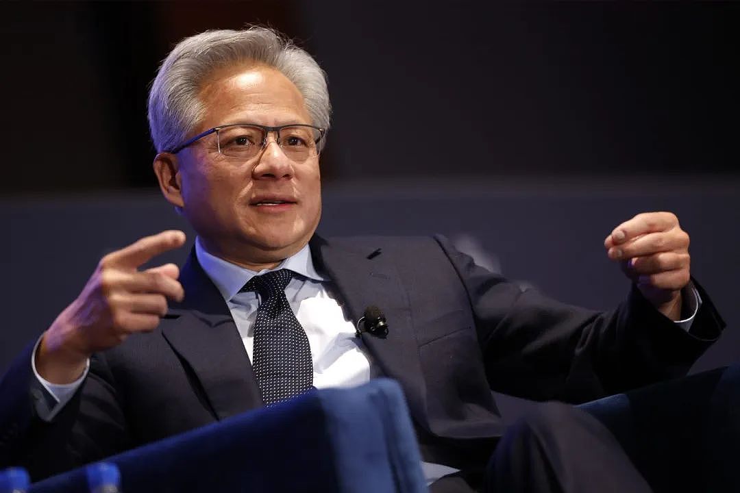 黄仁勋为啥35度穿皮衣?他说“只有一件西装没洗”,但明明很多大牌…(组图) - 14
