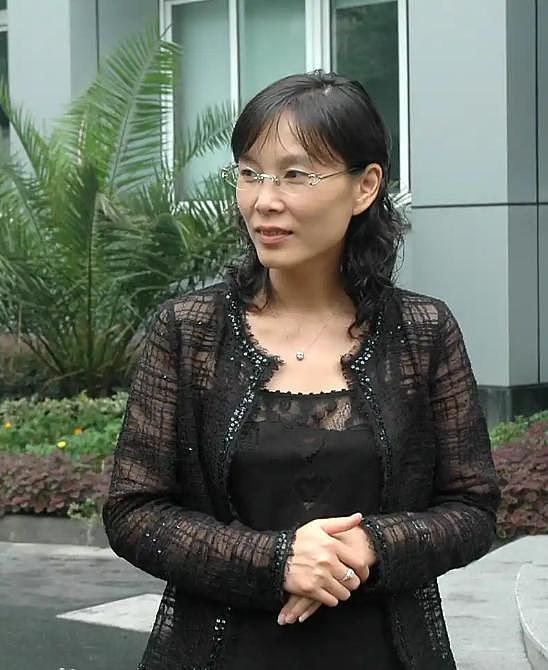 杜建英段年轻时靓照曝光,长发温柔短发干练,望着宗庆后好深情(组图) - 9