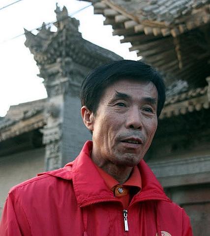 75岁老艺术家何庆魁，被亲儿子捅刀：他嫖不动了，每月1万够花（组图） - 14
