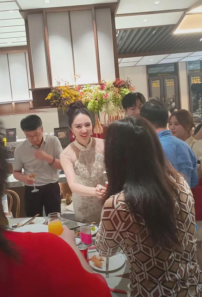 董璇再婚现场照曝光！关悦佟丽娅出席场面朴实，男方黑历史被扒（组图） - 2
