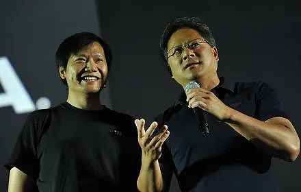 黄仁勋为啥35度穿皮衣?他说“只有一件西装没洗”,但明明很多大牌…(组图) - 3