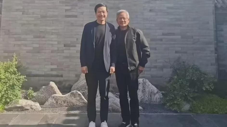 英伟达CEO黄仁勋回应大热天穿皮夹克：只有一套西装，没来得及干洗（图） - 1