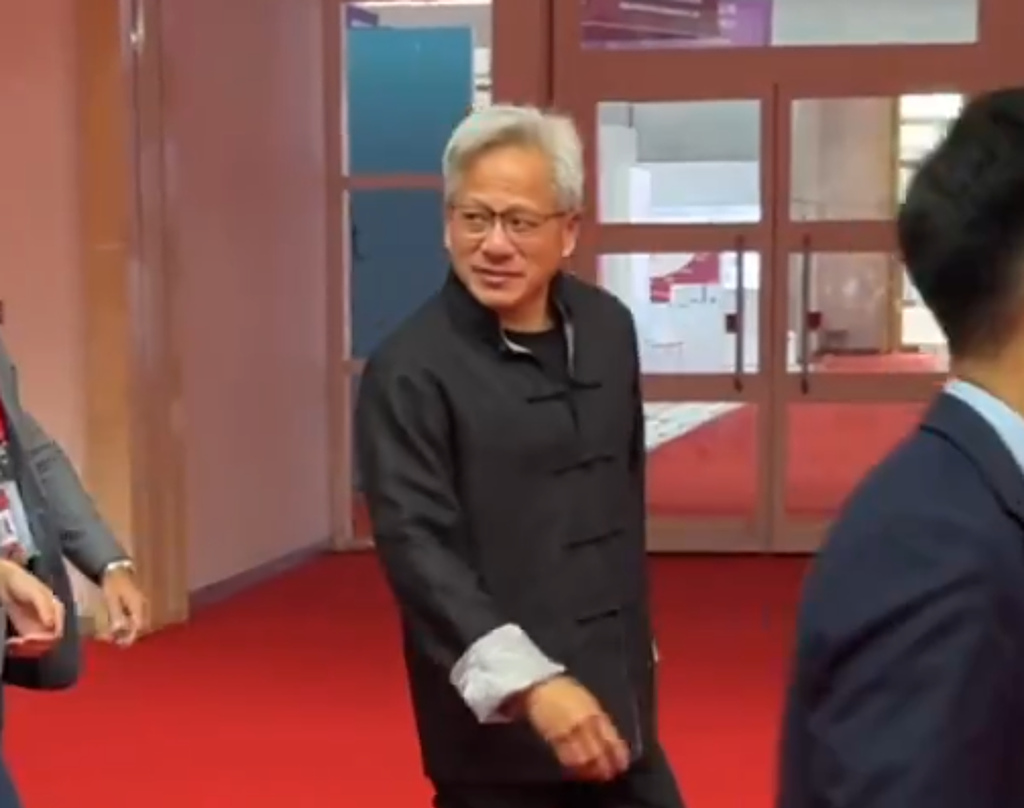 不穿皮衣了！黄仁勋唐装亮相链博会，赞陆AI市场充满活力（视频/组图） - 1