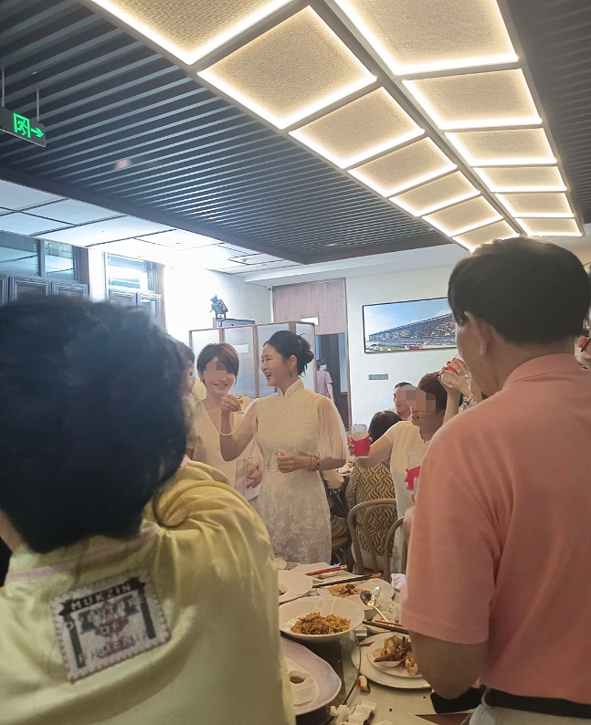 董璇婚礼现场曝光，女儿当花童和张维伊开心比耶，全家福很温馨（组图） - 3
