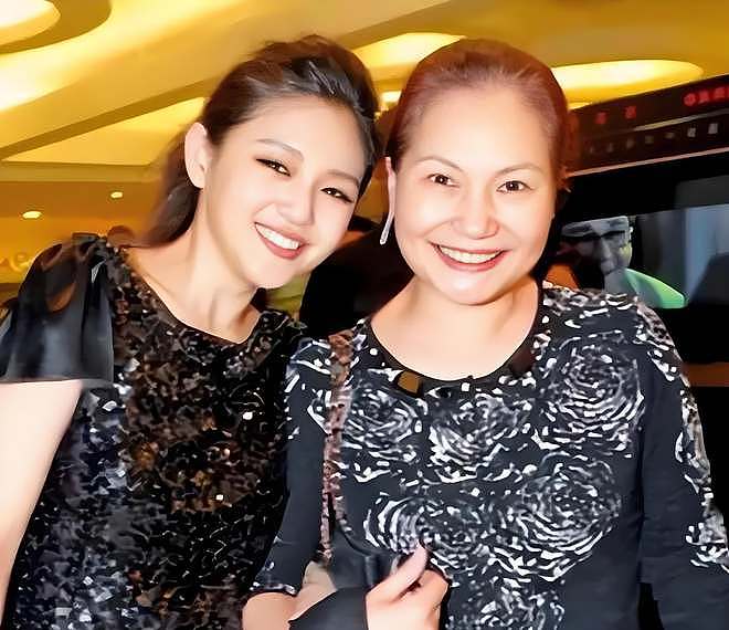 S妈又深夜哭诉想念女儿大S！评论区又笑不活了，各种挖苦嘲讽（组图） - 4