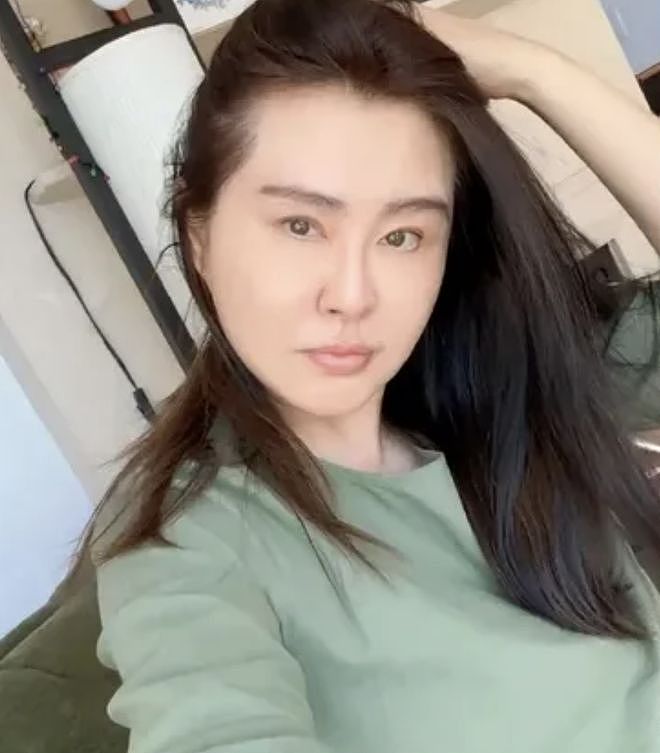 58岁王祖贤爆现状，发自拍晒太阳皮肤白皙颜值太能打（组图） - 25