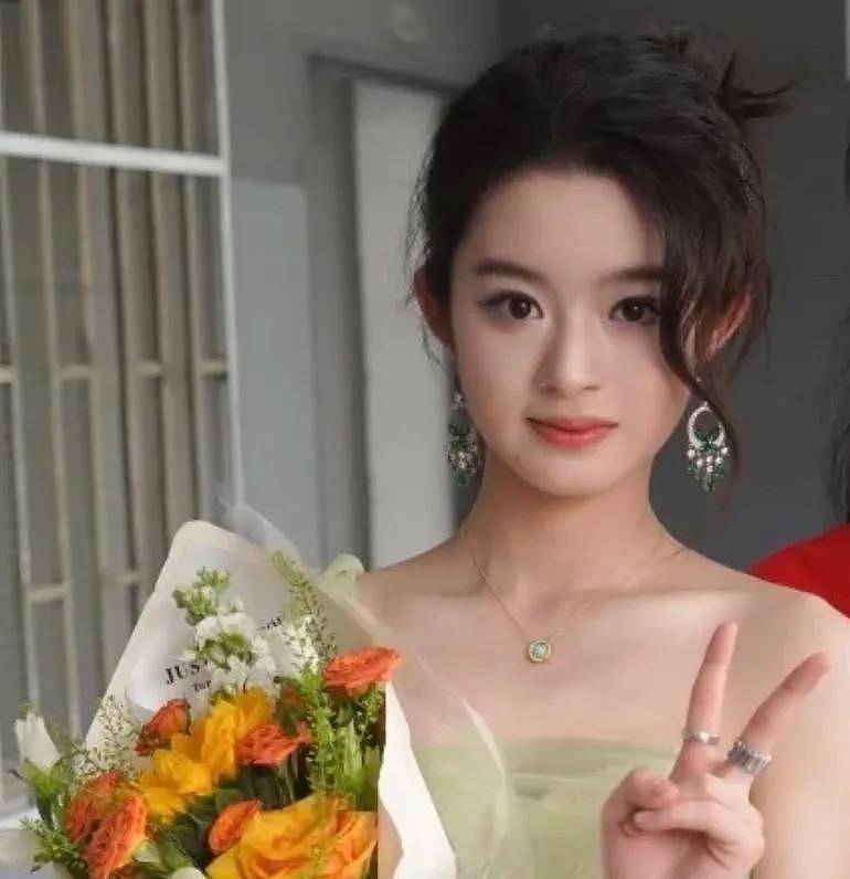 黄杨钿甜评论区又沦陷了!业内曝她晒假货很难混圈,网友坚持抵制(组图) - 8
