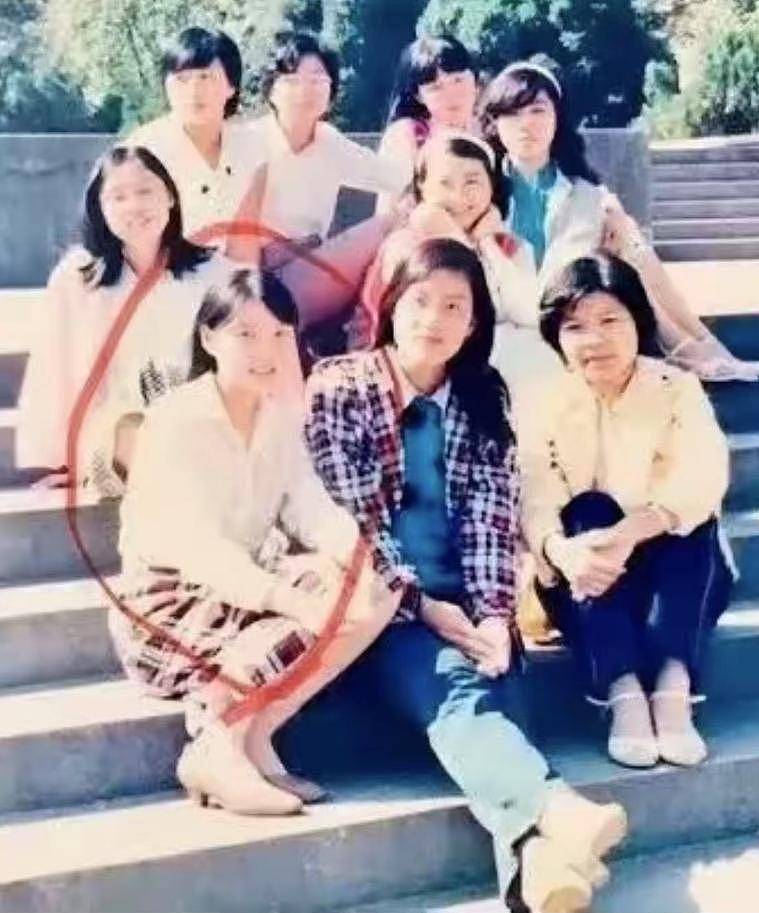 宗庆后杜建英合影曝光！女方主动又热情，看对方眼神都拉丝了（组图） - 3