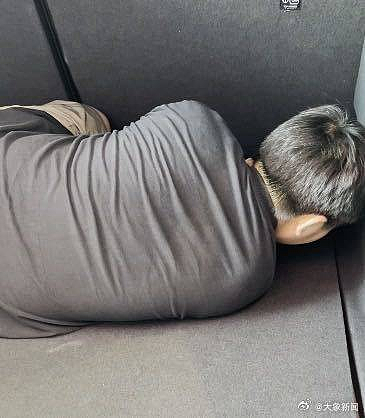 9岁男童与生父继母出行1000公里,被安排蜷缩在后备箱,父亲称征求了孩子意愿,不会道歉!生母发声(视频/组图) - 1
