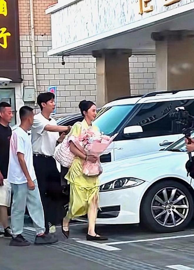 董璇二婚也不含糊!圈内明星出席,连换两套礼服,伴郎团全喜剧人(组图) - 15