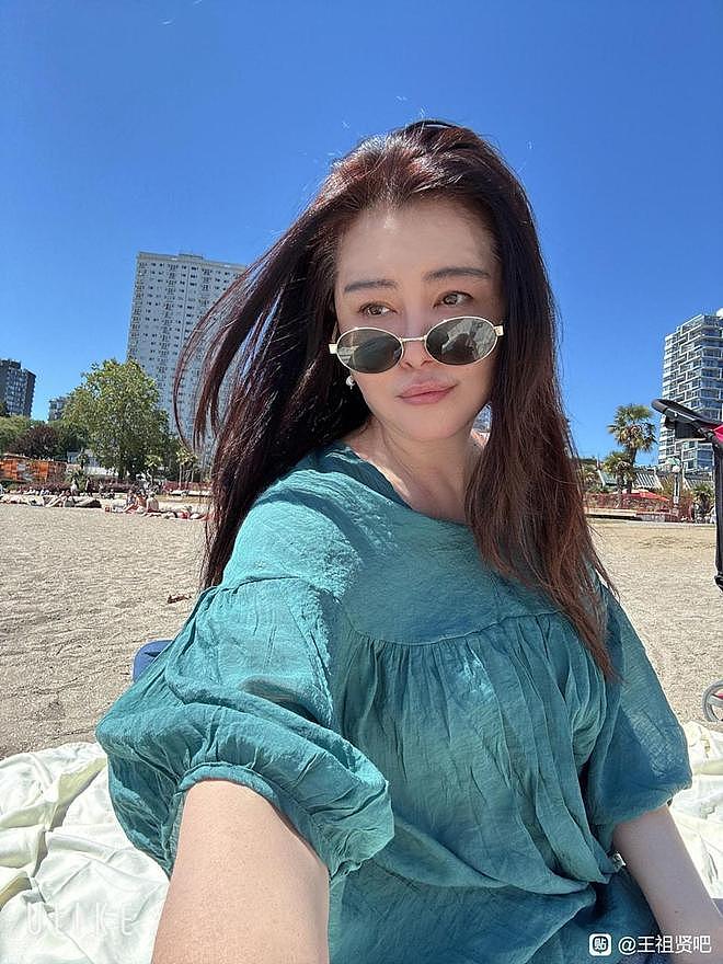 58岁王祖贤爆现状，发自拍晒太阳皮肤白皙颜值太能打（组图） - 1