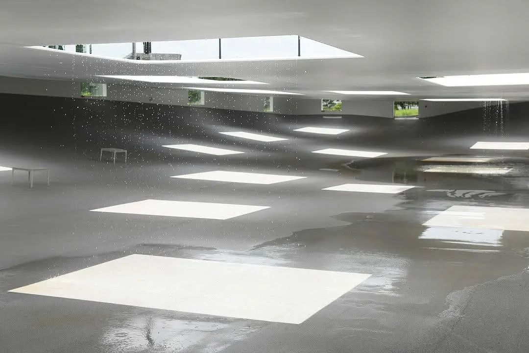 日本“最空白”建筑!无墙无柱无固定用途,59扇天窗让雨水阳光随意进出!网友:躺着发呆都变浪漫了(组图) - 22
