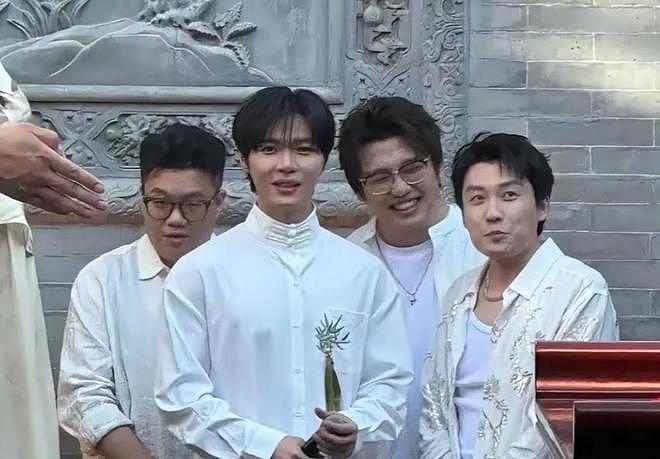 董璇二婚也不含糊!圈内明星出席,连换两套礼服,伴郎团全喜剧人(组图) - 2