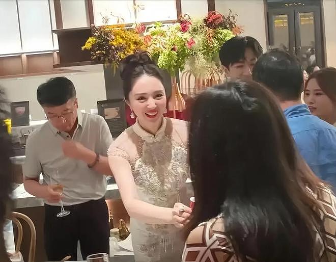 董璇二婚也不含糊!圈内明星出席,连换两套礼服,伴郎团全喜剧人(组图) - 5