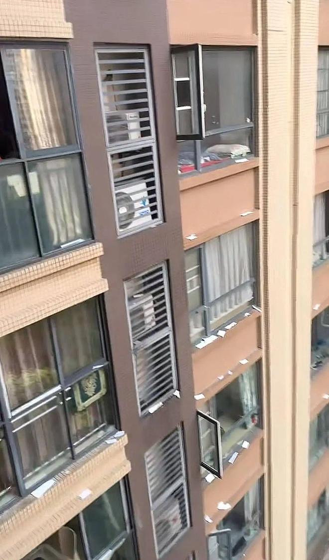 高空抛物还是“恶作剧”?成都一熊孩子撕书扔下楼,物业:家长已上门道歉(组图) - 2